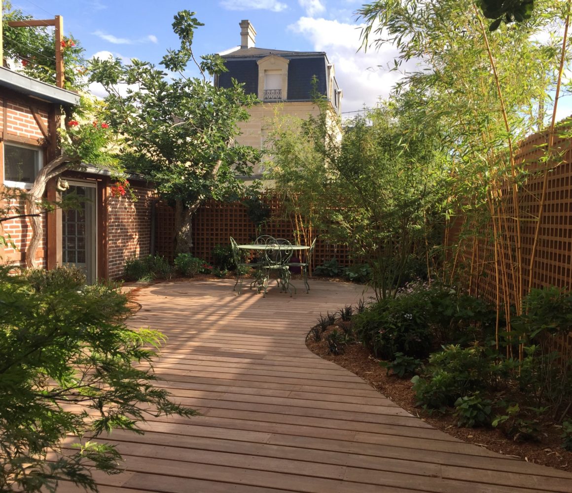 Terrasse jardin de briques et de bois