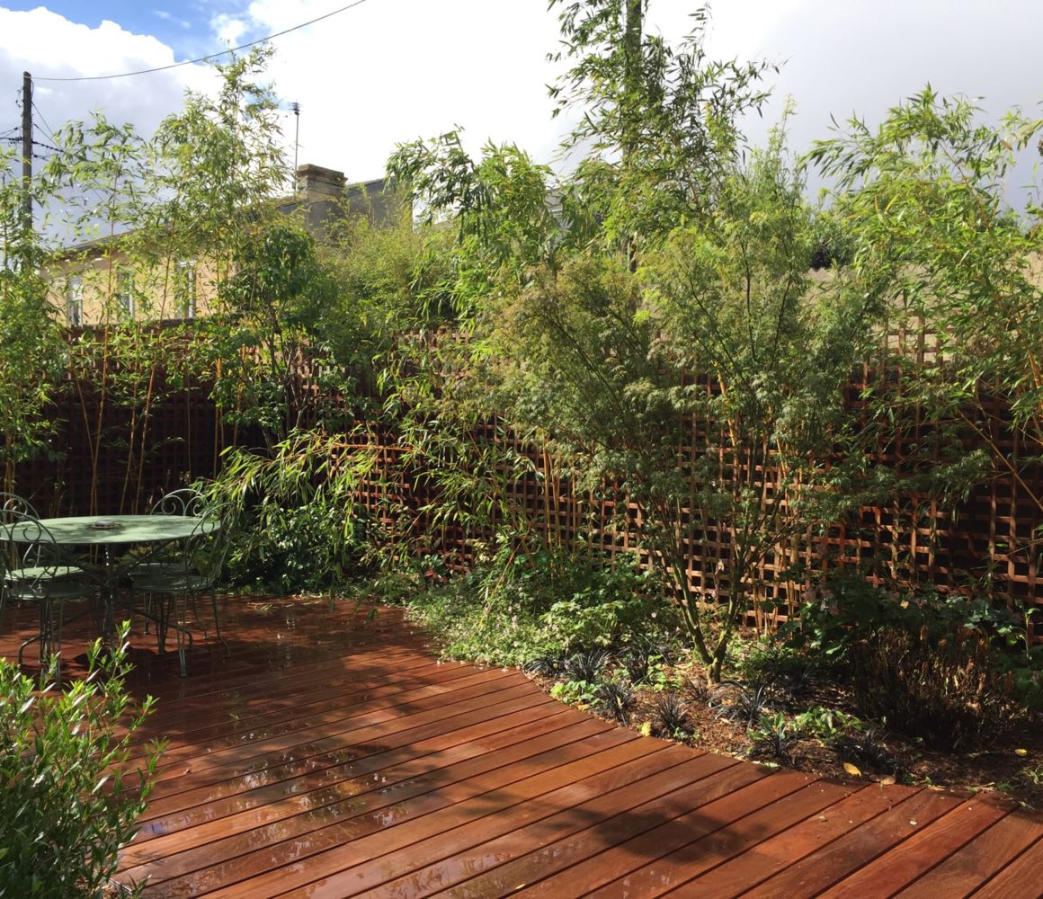 Caillebotis jardin de briques et de bois