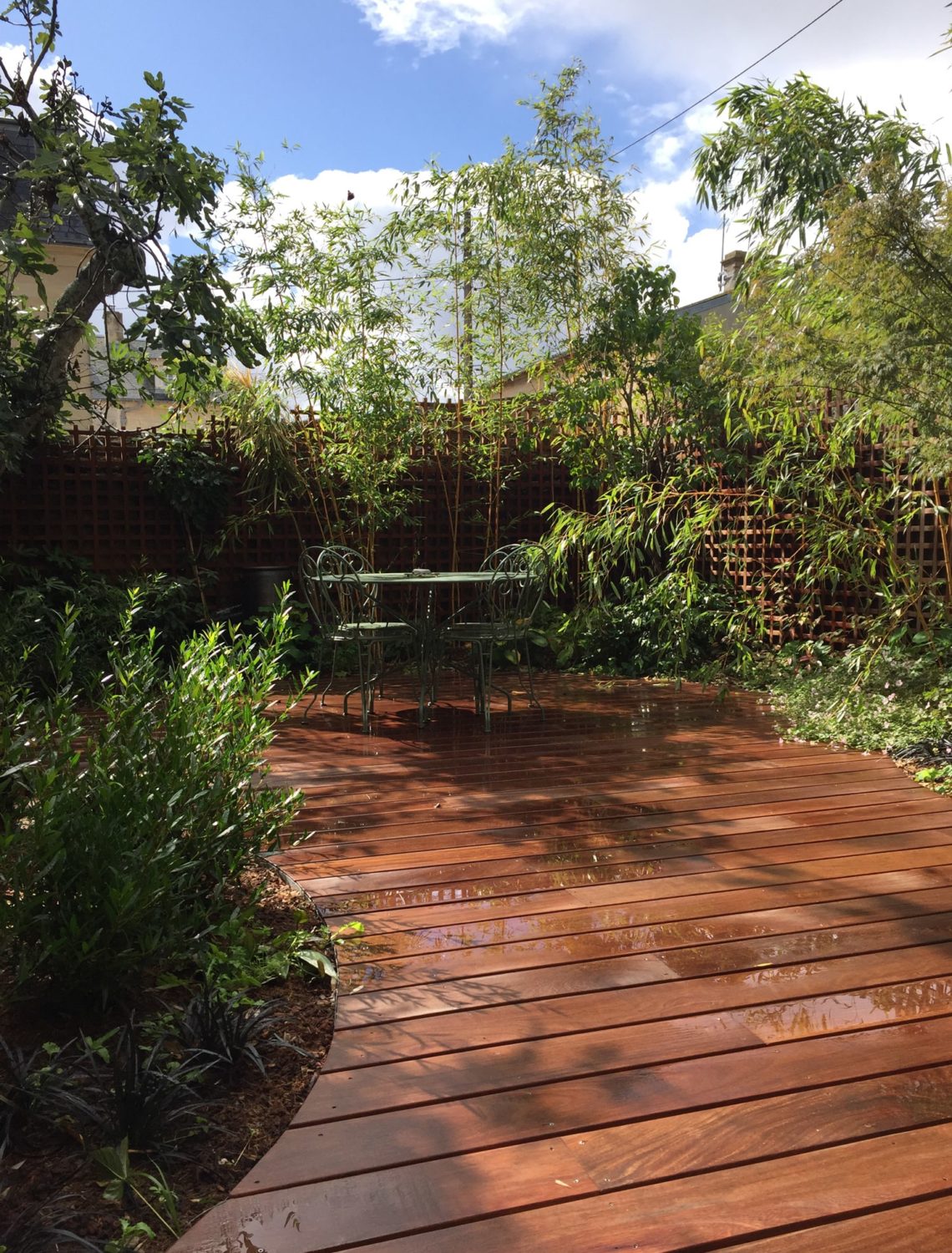 Découpe arrondie de la terrasse du jardin de briques et de bois