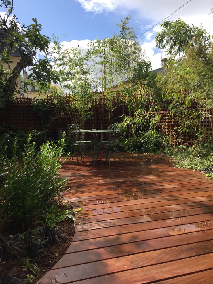 Découpe arrondie de la terrasse du jardin de briques et de bois