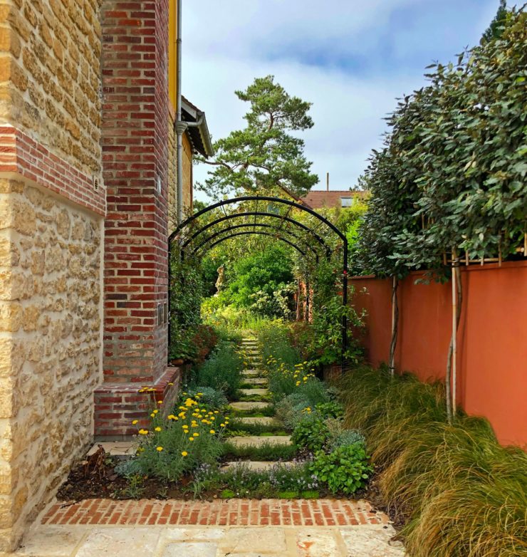 Allée fleurie du Jardin du peintre