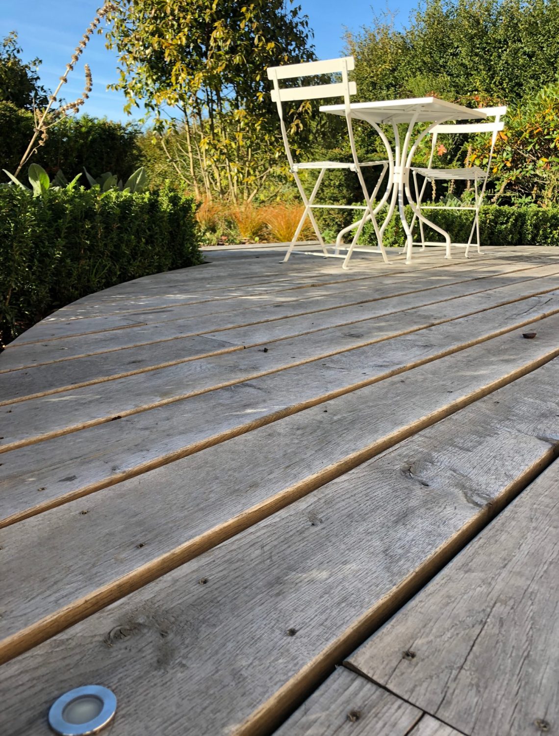 Le bois de chêne de la terrasse du jardin à l'horizon