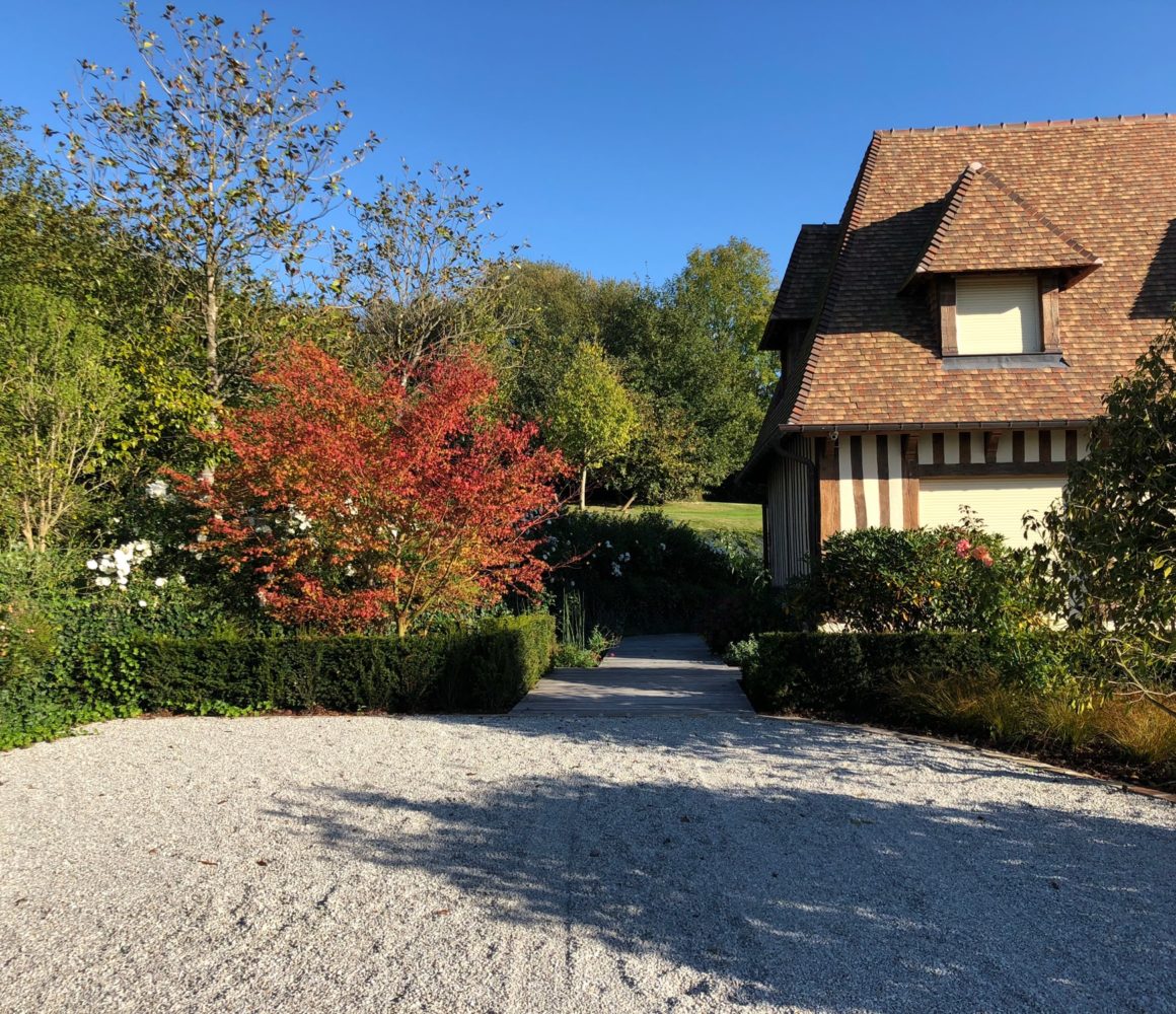 Association des différents matériaux dans le jardin à l'horizon