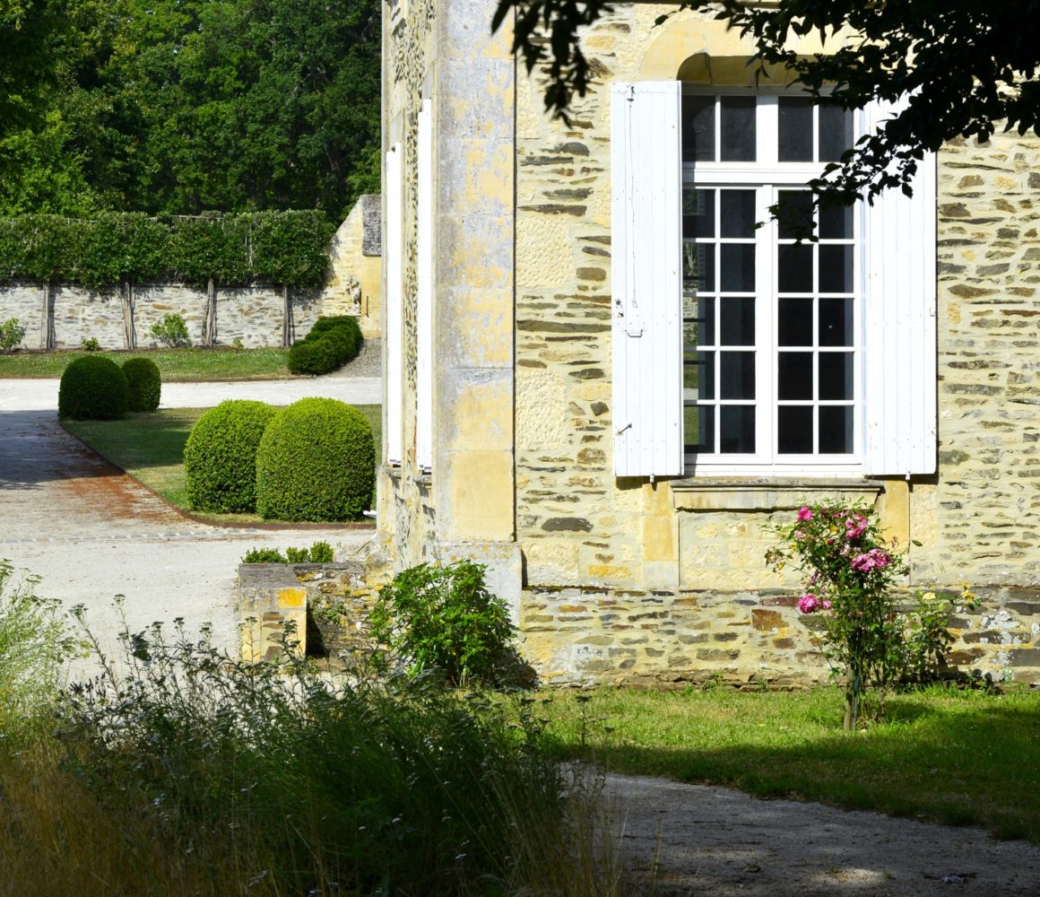 Bâtisse en pierre et ses jardins historique