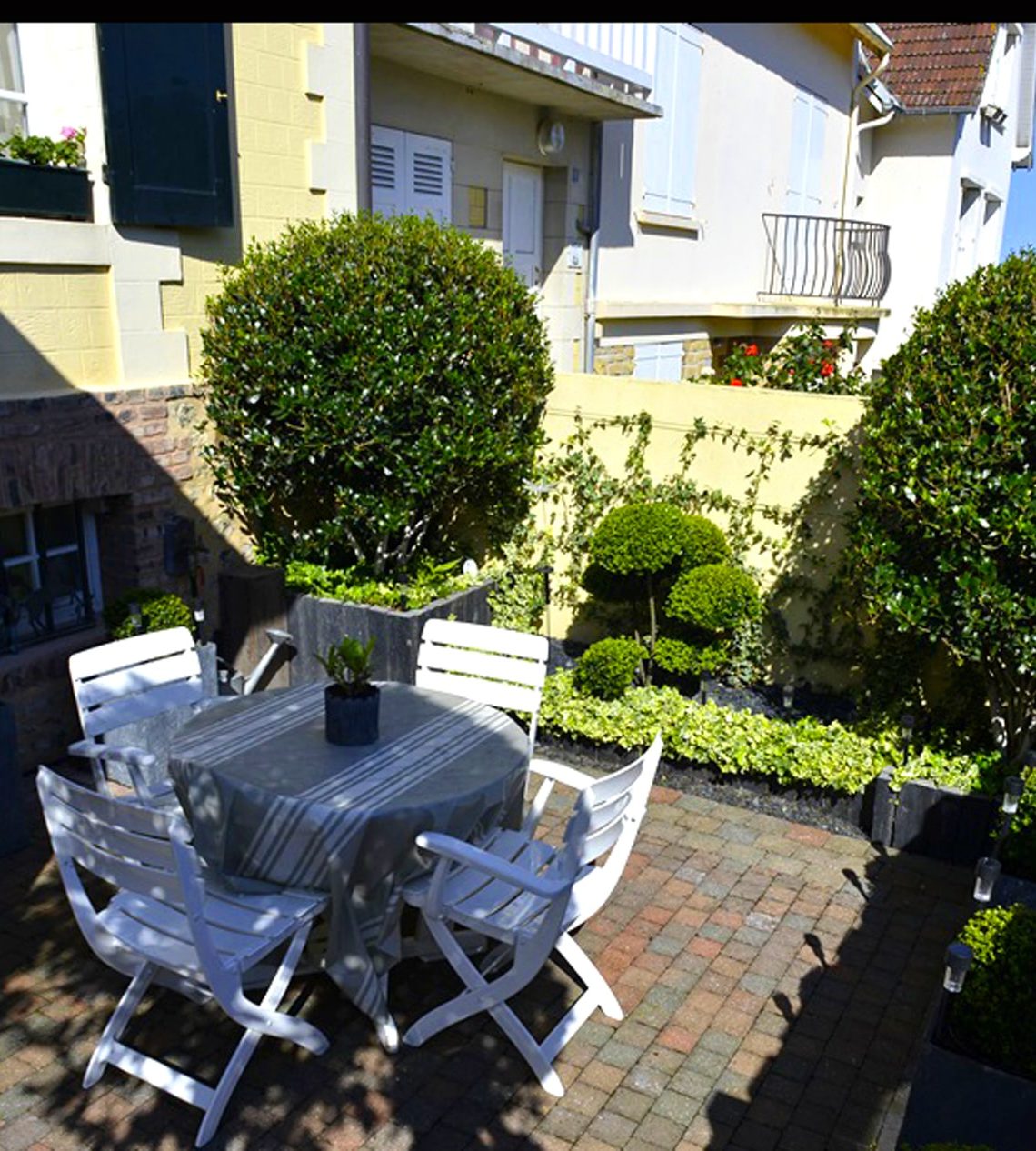 Terrasse ensoleillée de la maison anglo-normande