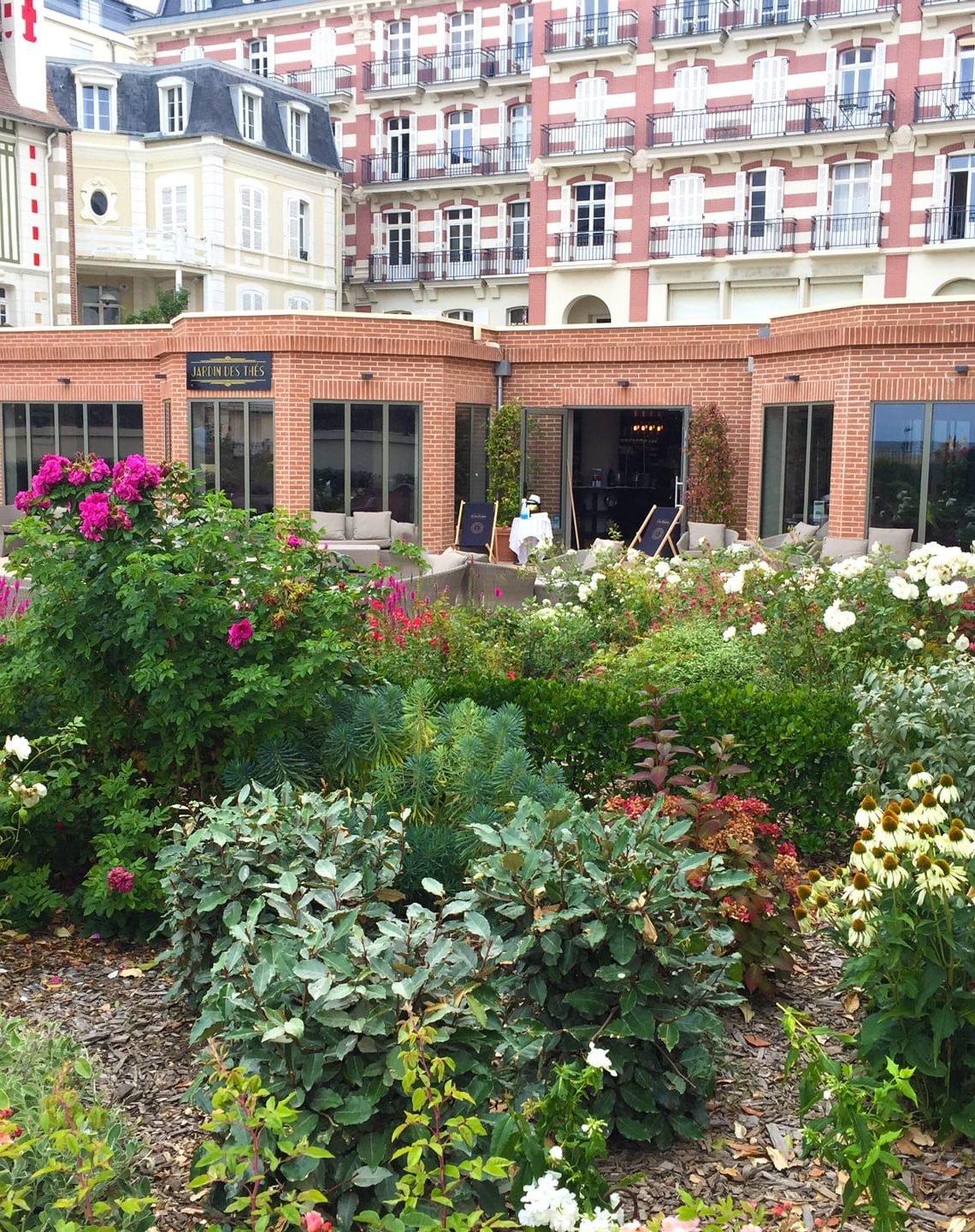 Jardin d'accueil des clients de l'hôtel de Paris