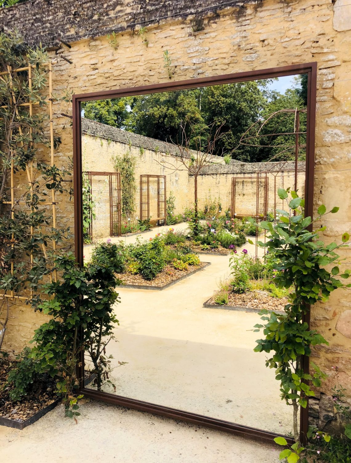 Miroir de la Roseraie du château de Canon