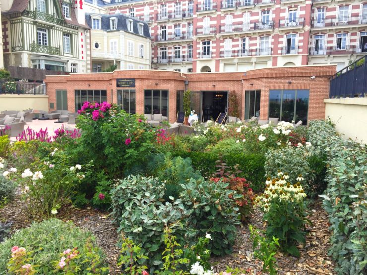 Jardin d'accueil des clients de l'hôtel de Paris